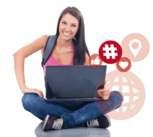 Una ragazza che svolge il suo lavoro di social media con un pc e gestisce tutti gli strumenti a disposizione per creare la giusta pubblicità come altamente suggerito dal corso professionale che ha frequentato