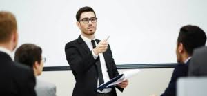 Formatore di un corso professionale che spiega come crescere a livello lavorativo a chi partecipa alla sua lezione