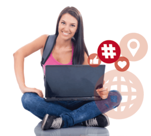 Una ragazza che svolge il suo lavoro di social media con un pc e gestisce tutti gli strumenti a disposizione per creare la giusta pubblicità come altamente suggerito dal corso professionale che ha frequentato